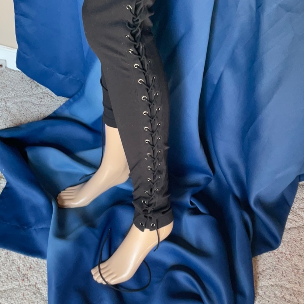 Black Lace-Up Side Leggings - Picture 3 of 3